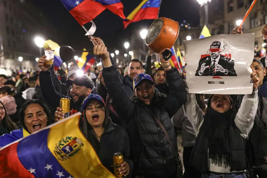 Venezuela'da "hileli" seçim tartışması: Yüzlerce göçmen sokaklarda toplandı 3 Venezuela'da "hileli" seçim tartışması: Yüzlerce göçmen sokaklarda toplandı 3