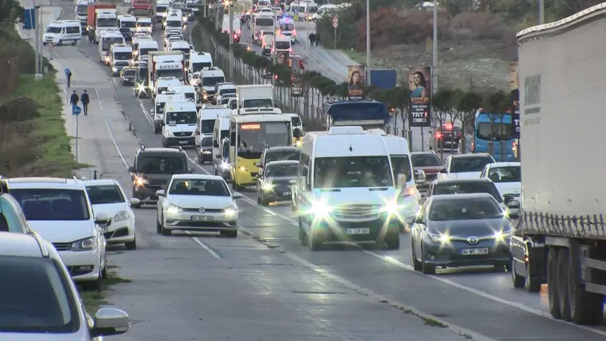 Trafikten kaçmak için kaldırımı üçüncü şerit yaptılar 14 Trafikten kaçmak için kaldırımı üçüncü şerit yaptılar 14