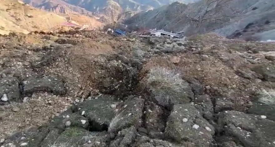 Depremin vurduğu mezrayı bu sefer de heyelan yuttu 1