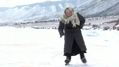 79 yaşında buz pateni yapıyor (Baykal Gölü'nde gençlere taş çıkartıyor)