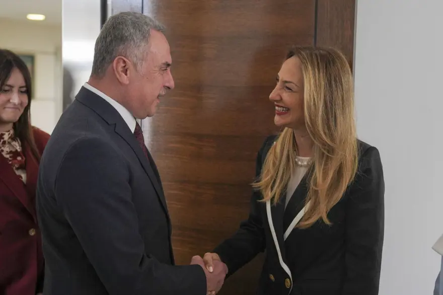 Ankara’da siyasipartiler arasında bayramlaşma günü: AK Parti-CHP bayramlaşmasında"birlikte çalışma" mesajları Ankara’da siyasipartiler arasında bayramlaşma günü: AK Parti-CHP bayramlaşmasında"birlikte çalışma" mesajları