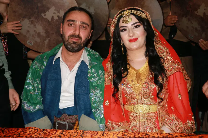 Aşiret düğününe 5 bin kişi katıldı, takı töreni4 saat sürdü (Para ve altınları 15 kişi saydı) 9