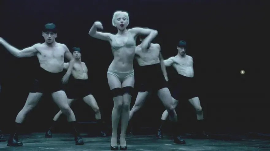 Gaga'dan homoerotik bir askeri fantezi 27