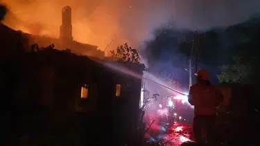 Ahşap mutfakta başlayan yangın evi yaktı