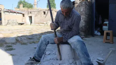 Yoğurdun süzülerek saklanmasını sağlıyor: Bu işe babasının yanında başladı