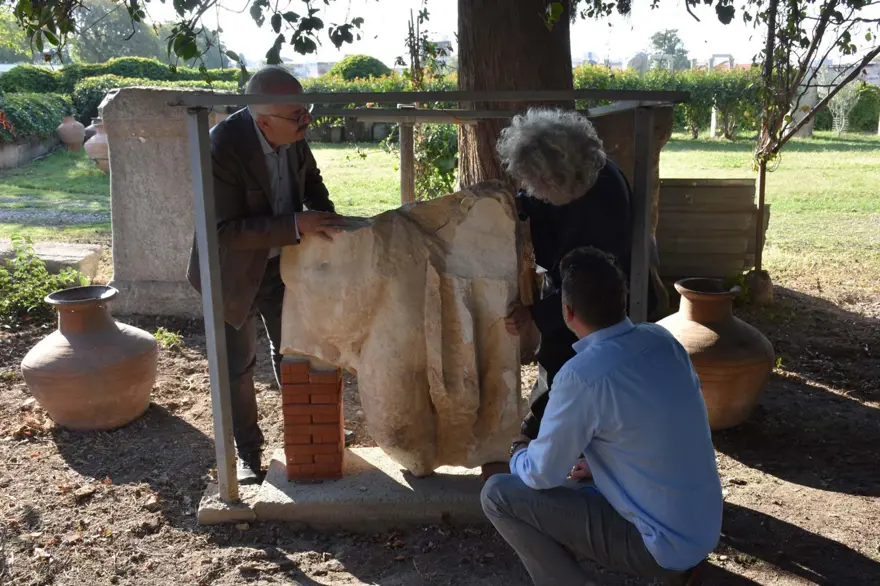 YENİ BİR HEYKEL BULUNDU 2 YENİ BİR HEYKEL BULUNDU 2