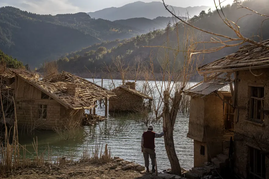 Baraj suları çekilince taş evler gün yüzüne çıktı 10
