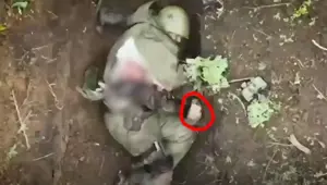 Rus askeri Ukrayna İHA'sından atılan bombaları eliyle etkisiz hale getirdi Rus askeri Ukrayna İHA'sından atılan bombaları eliyle etkisiz hale getirdi