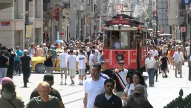 Bayramın ilk gününde İstiklal Caddesi'nde yoğunluk