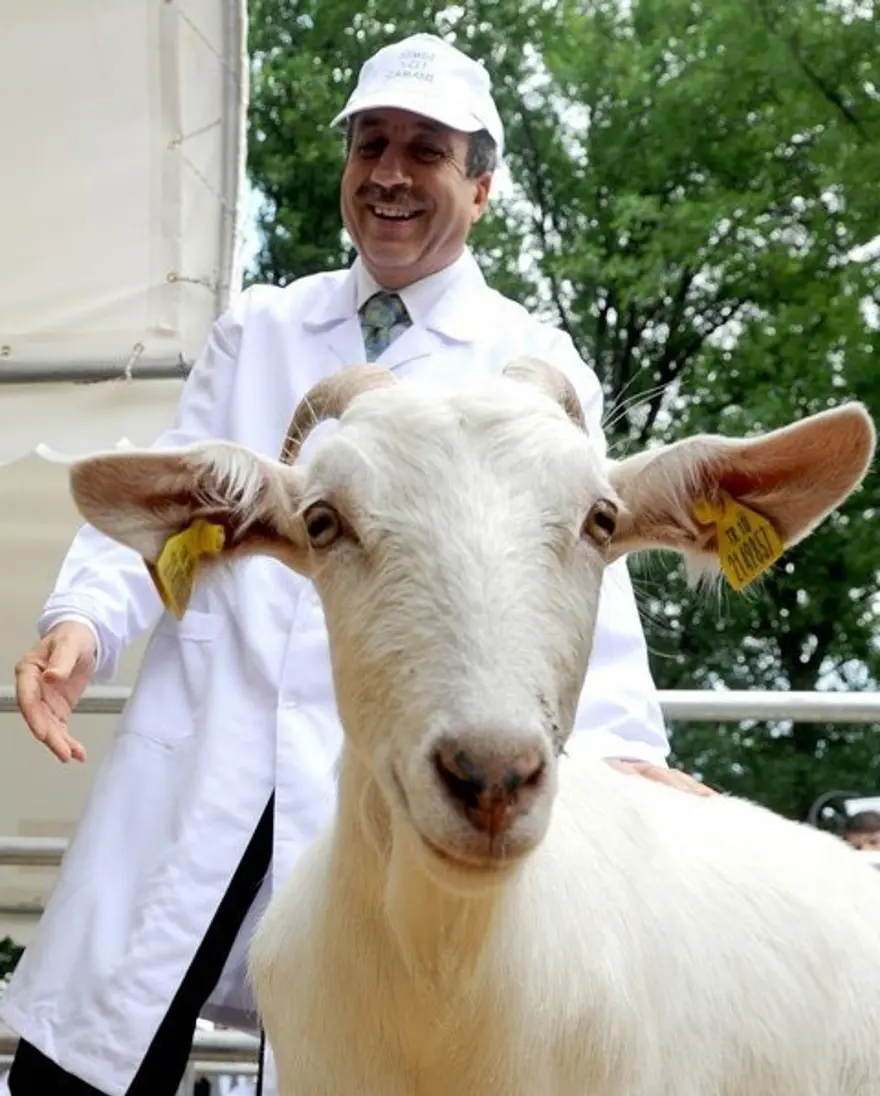 Bakan Eker süt içti 10