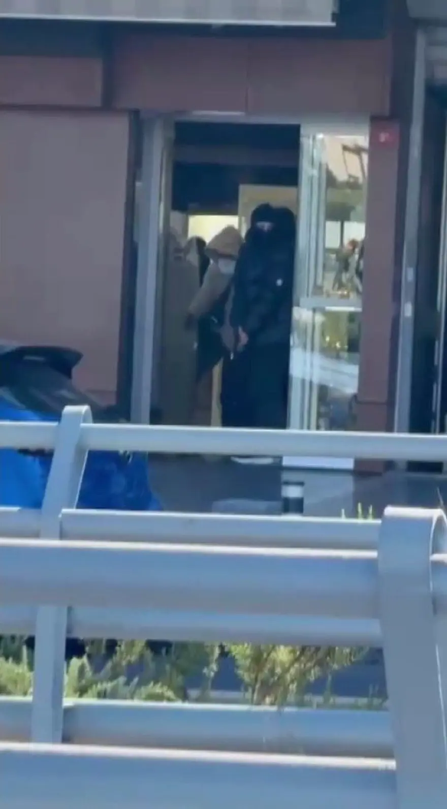 İstanbul'un göbeğinde silahlı soygun girişimi: Silahlar patladı 