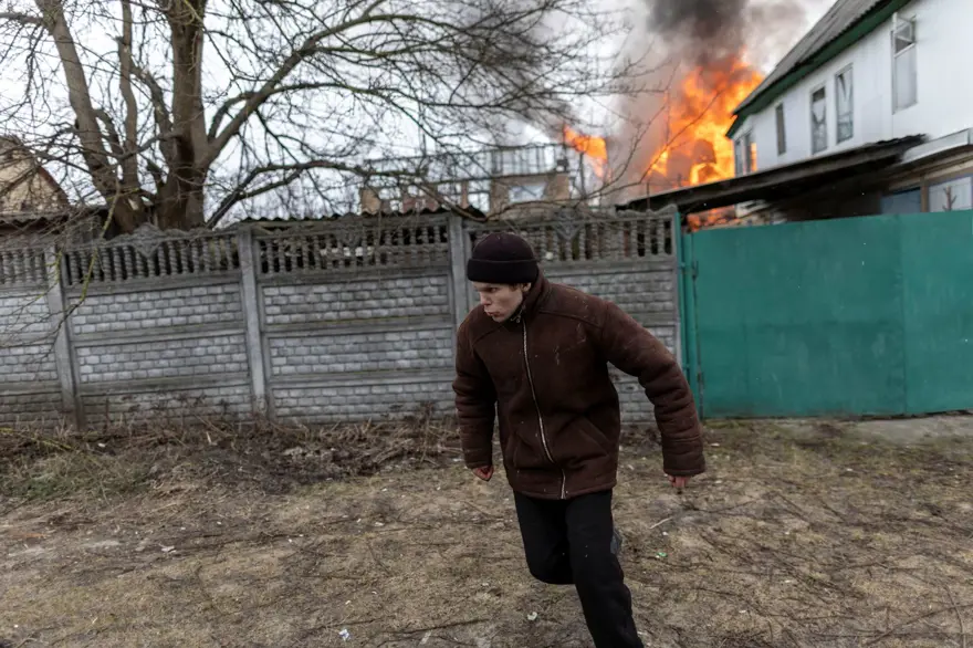 Kiev'in yanı başındaki İrpin'de bombardımanlar arttı: Halk kucaklarında çocuklarıyla bombalardan kaçmaya çalışıyor 10
