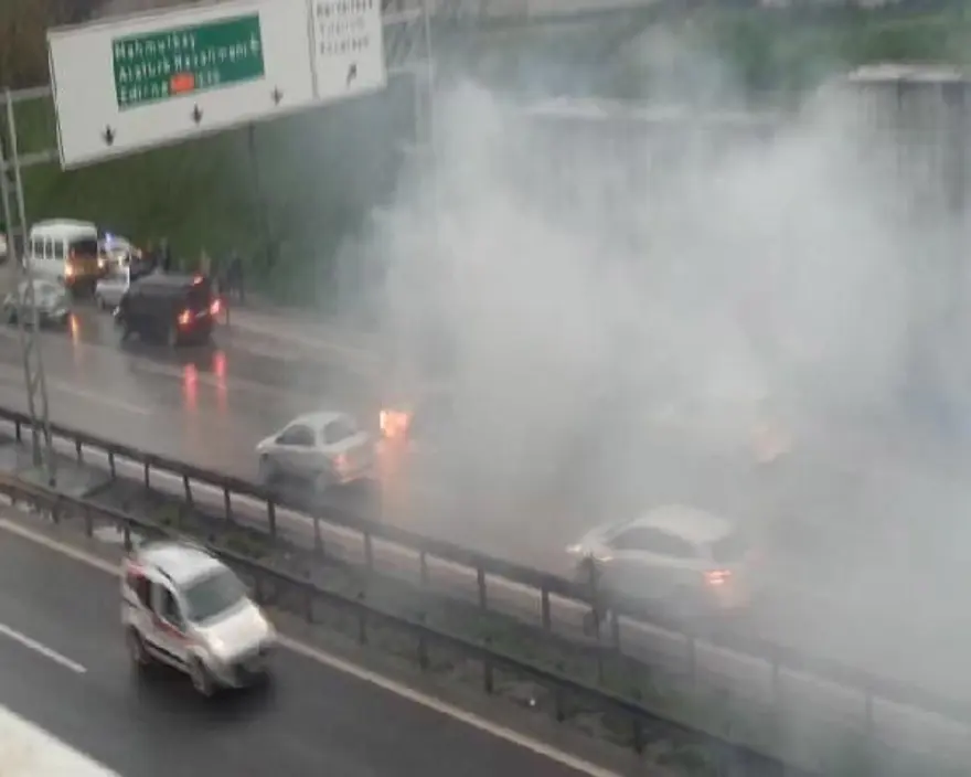 Yanan aracın yanından geçtiler 4 Yanan aracın yanından geçtiler 4