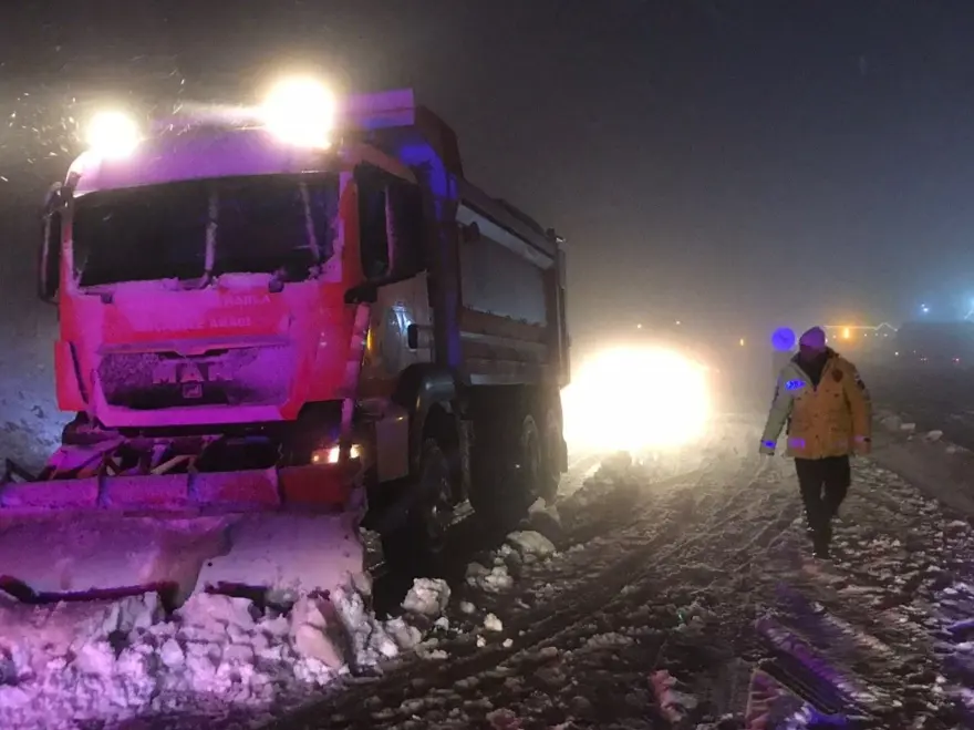 Bolu Dağı'nda ulaşıma kar engeli 4
