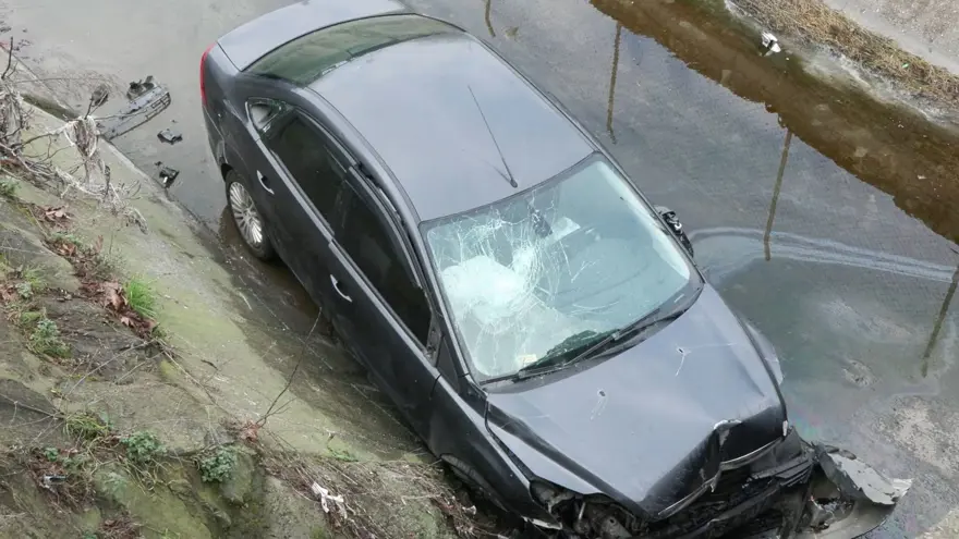 Gaziosmanpaşa'da virajı alamayan otomobil su kanalına uçtu: 2 kişi yaralandı 1