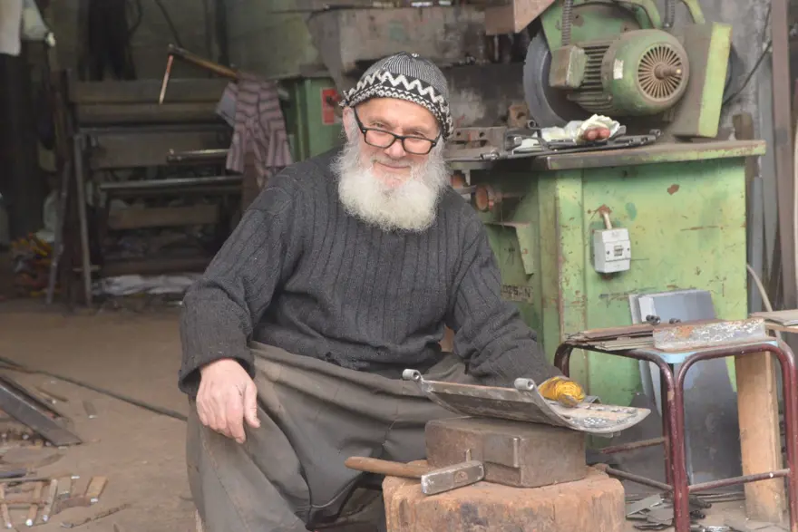78 yaşındaki soba ustası elinden kitabı düşürmüyor: "İnsan okuyarak insanlığı öğrenir" 1