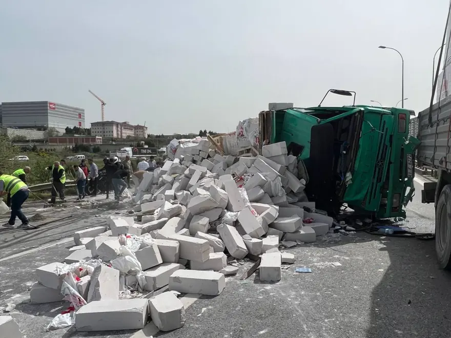 Otoyolda 3 kamyonun karıştığı kaza: İstanbul yönünde trafikdurdu 3 Otoyolda 3 kamyonun karıştığı kaza: İstanbul yönünde trafikdurdu 3