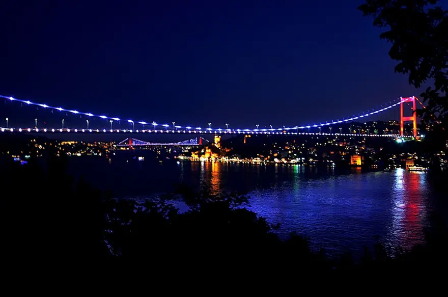 İstanbul'un tarihi simgeleri Milli Takım'a destek için Kırmızı-Beyaza büründü 18