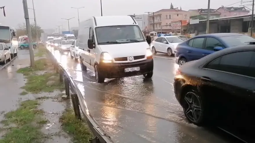 İstanbul'da sağanak hayatı olumsuz etkiledi 2