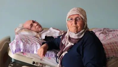 16 yıldır yatağa bağımlı oğluna bakıyor: Eşini 33 yıl önce tren kazasında kaybetmiş