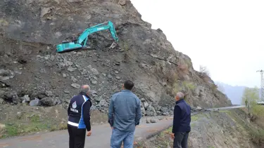Hakkari’de kaya düşmelerine karşı çalışma