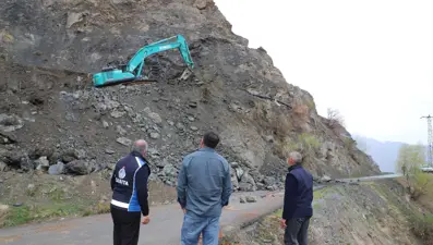 Hakkari’de kaya düşmelerine karşı çalışma