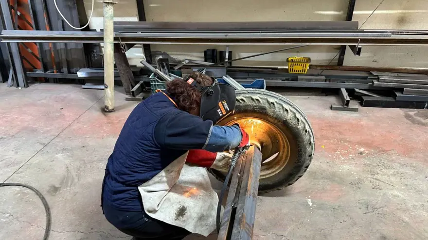 Kocasının desteğiyle ağır sanayide işe başladı: ''Erkek işi'' diyenlerin ön yargısını kırıyorum 1 Kocasının desteğiyle ağır sanayide işe başladı: ''Erkek işi'' diyenlerin ön yargısını kırıyorum 1