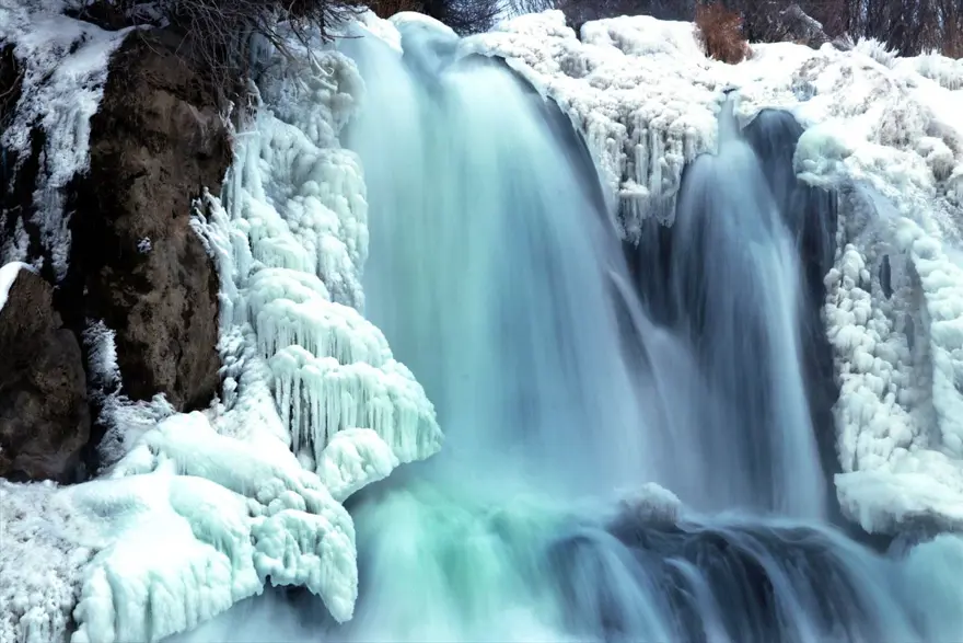Van'da doğa harikası Muradiye Şelalesi kısmen dondu 1 Van'da doğa harikası Muradiye Şelalesi kısmen dondu 1