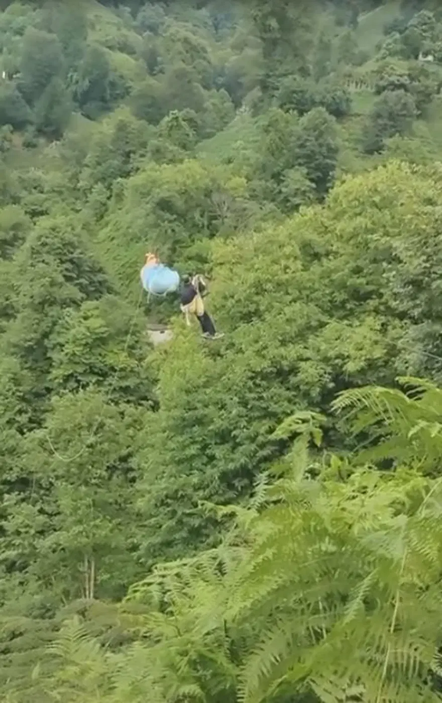 Teleferikarızalandı, asılı kalan çaylar için canlarını riske attılar 3