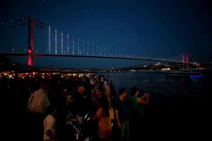İstanbul'un tarihi simgeleri Milli Takım'a destek için Kırmızı-Beyaza büründü 9