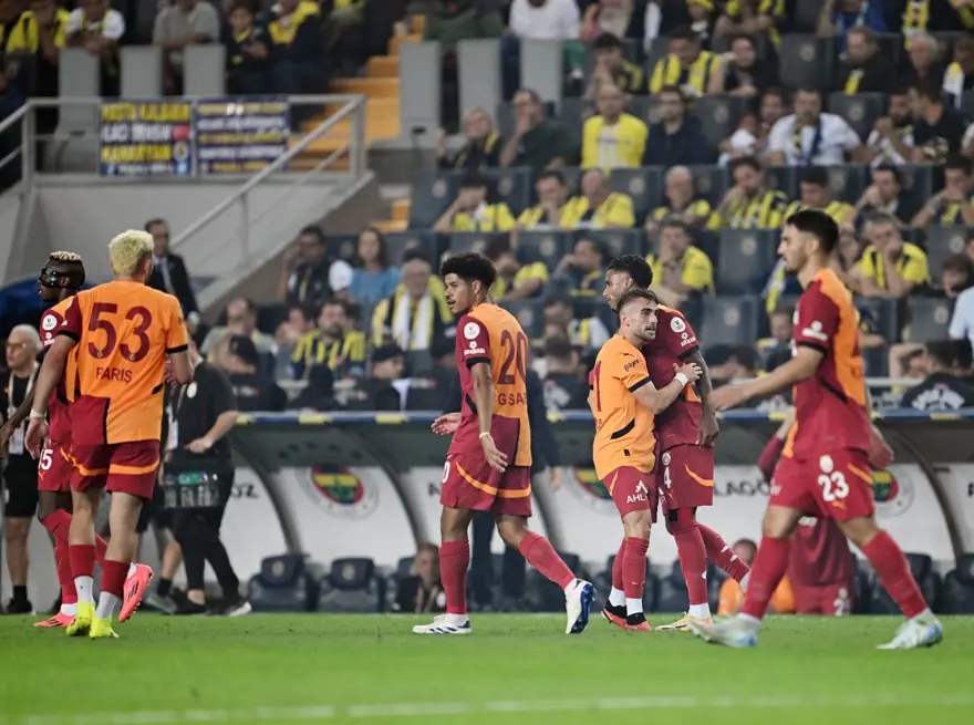 Kadıköy'de gol yağmuru: Galatasaray dev derbide Fenerbahçe'yi mağlup etti 8