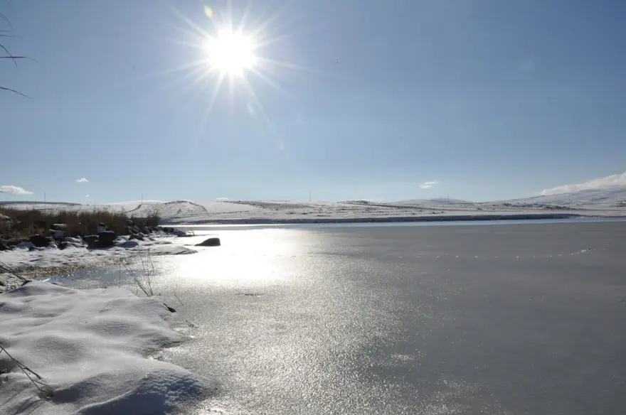 Çıldır Gölü kısmen dondu 