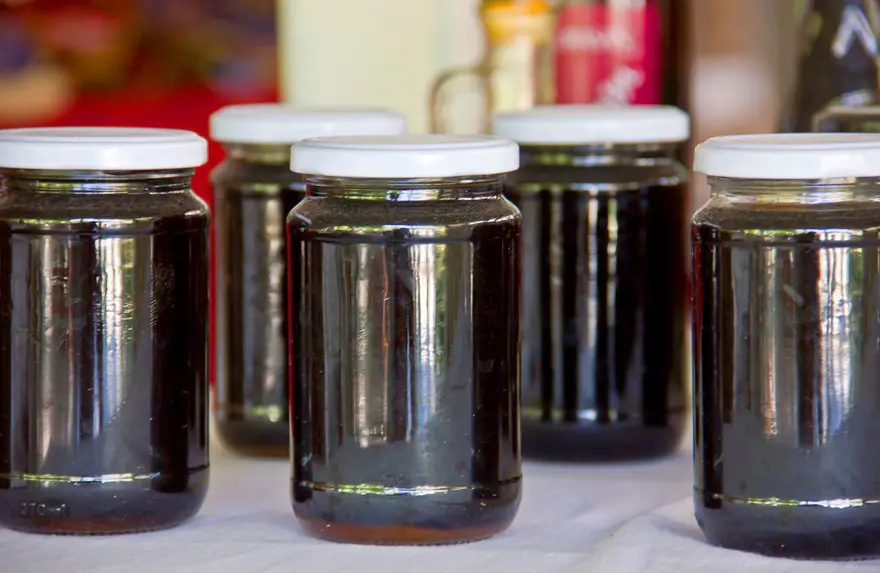 Odun ateşinde saatlerce kaynatılıyor: Başında nöbet tutuyorlar 3