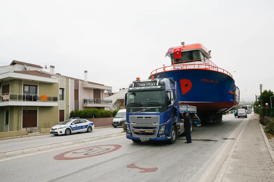 TIR arızalandı, karayolu ulaşıma kapandı 2 TIR arızalandı, karayolu ulaşıma kapandı 2