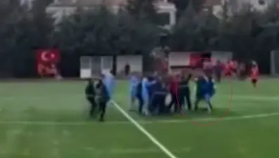 Uzatma dakikalarında gol geldi, futbolcular hakemlere saldırdı: Tekme ve yumruklar havada uçuştu