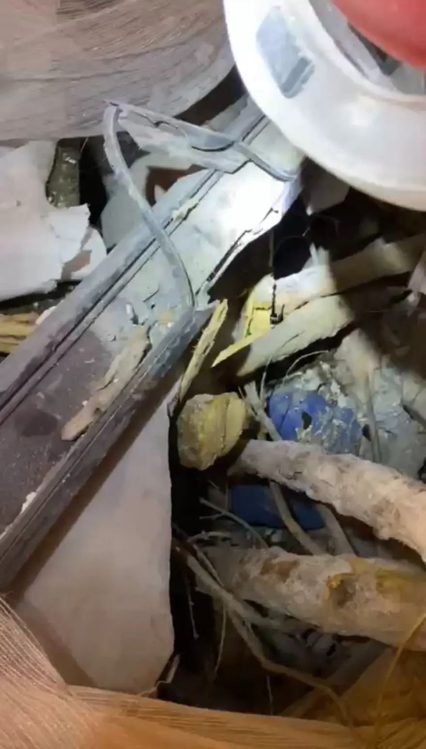 Enkaz altındakiler için zamana karşı yarış 121