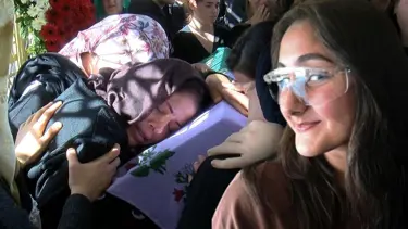 Aydın’daki KYK yurdunda yaşanan asansör faciasında yaşamını yitiren Zeren’e gözyaşlarıyla veda