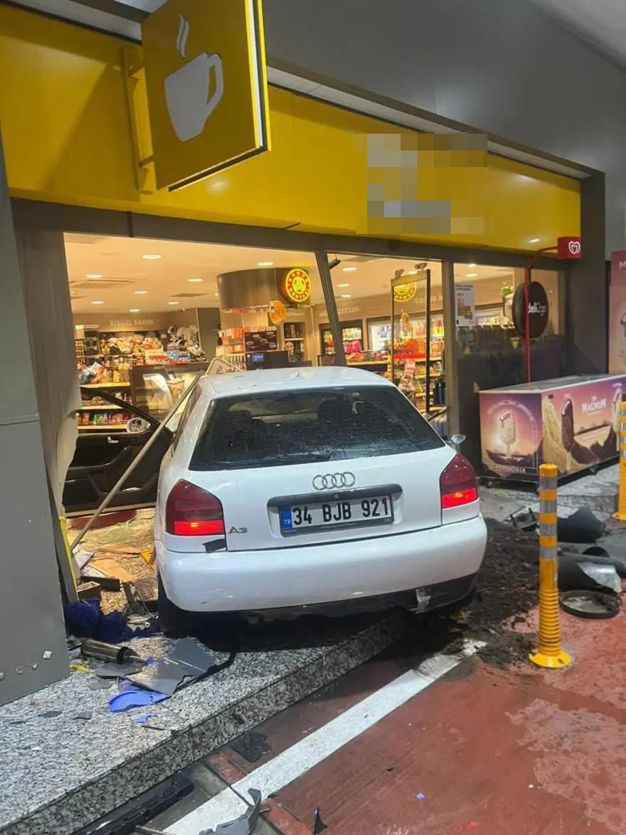 Akaryakıt istasyonunda dehşet anları: Ezmeye çalıştı,bıçakla kovaladı, motosikletli kaskını çıkarınca kurtuldu! 5
