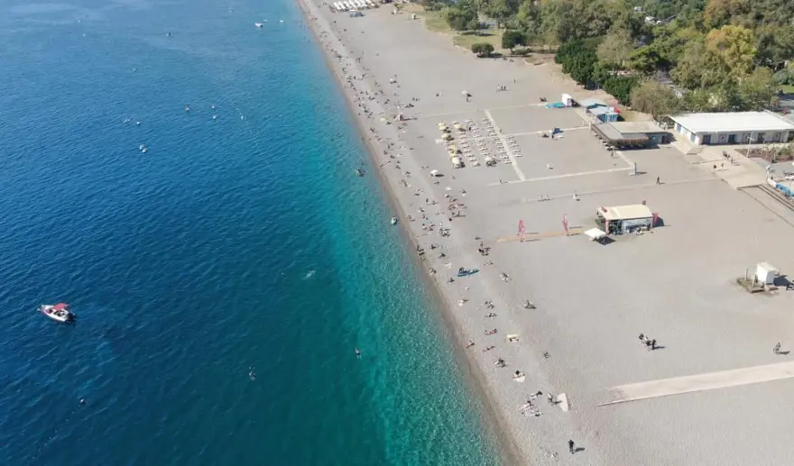 Türkiye kışı yaşıyor, onlar denize giriyor 