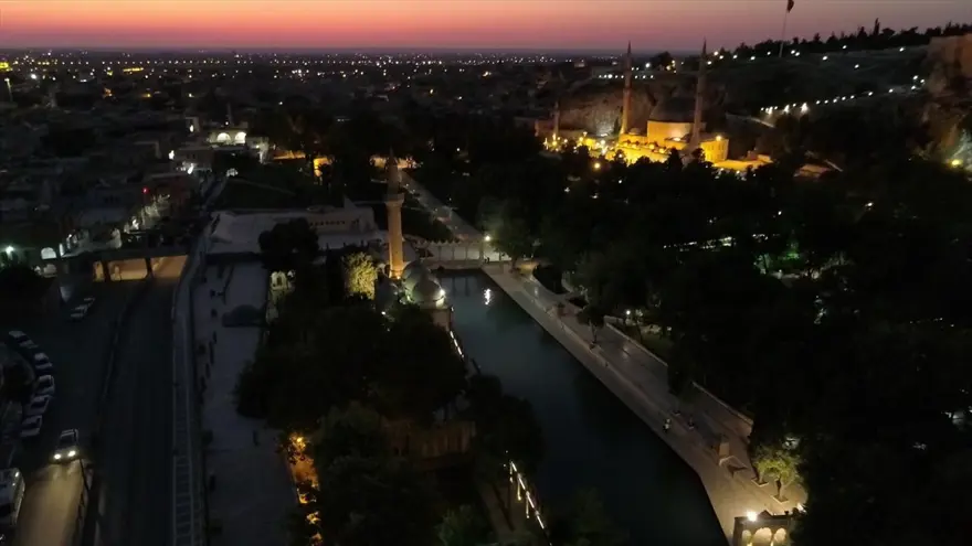 Şanlıurfa'da özel ışıklandırma yapılan tarihi alanlarda kartpostallık görüntüler 23