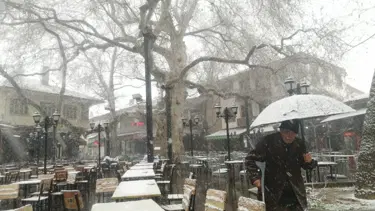 Nisan ayında kar sürprizi: Bir ilçe beyaza büründü