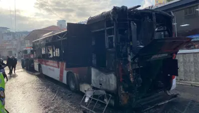 İzmir'de korku dolu anlar: Otobüs küle döndü