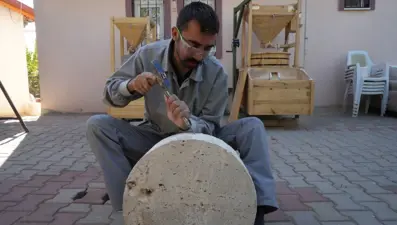 Yüzyıllık granit taş değirmen geleneğini sürdürüyor: ''Bu hale gelmesi 1 ayımızı alıyor''