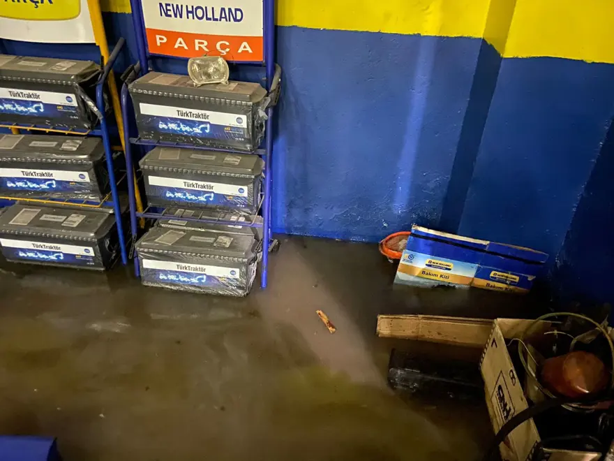 Ardahan'da şiddetli yağış! İş yerleri su altında kaldı 4 Ardahan'da şiddetli yağış! İş yerleri su altında kaldı 4