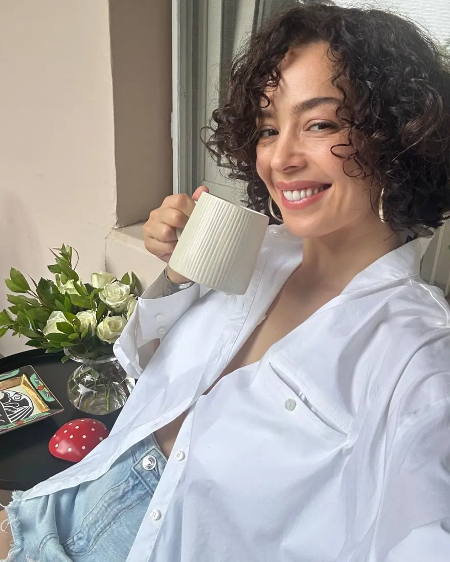 Azra Akın ile yönetmen arasında gerilim: Menajerinden açıklama geldi 
