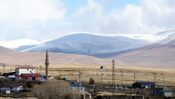 Havalar soğudu, kar başladı: Tepeler beyaza büründü