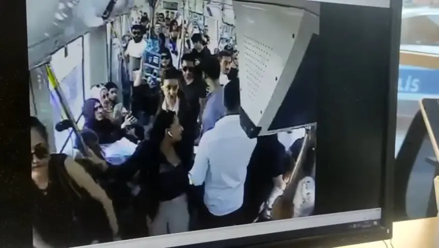Marmaray'daki kavgada yeni görüntüler ortaya çıktı: Kavganın başlama anını anlattı 2 Marmaray'daki kavgada yeni görüntüler ortaya çıktı: Kavganın başlama anını anlattı 2