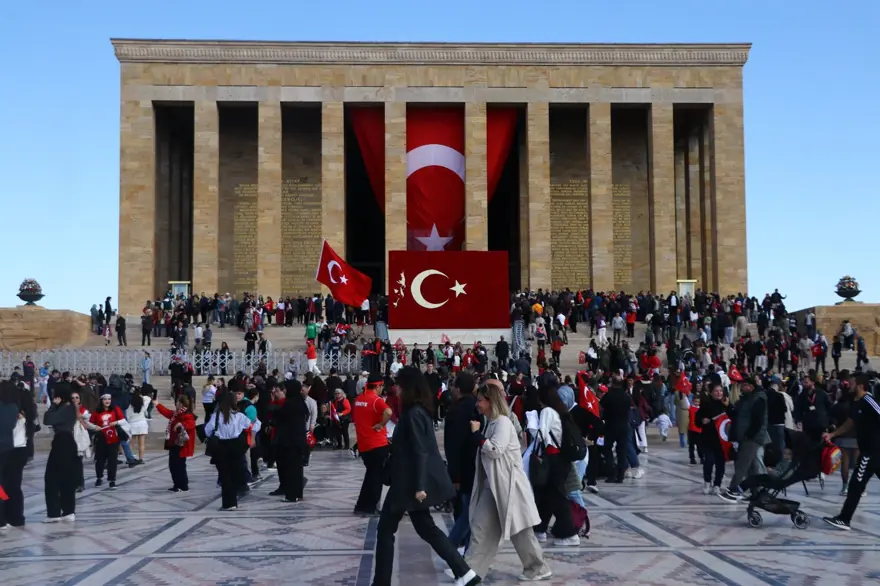 Anıtkabir'de Cumhuriyet coşkusu: Binler Atatürk'e koştu 