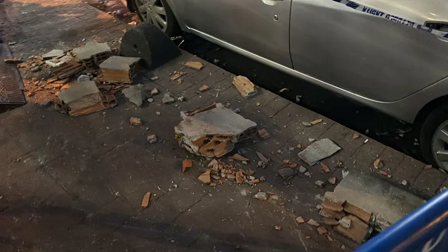 Beyoğlu'nda korku dolu anlar! Balkon duvarı yola çöktü: Saniyelerle kurtuldu 9