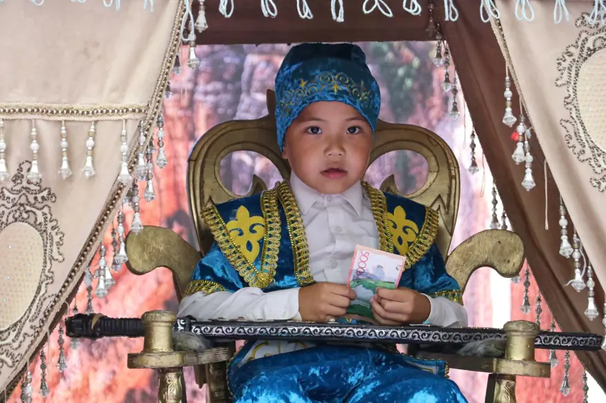 Kazakistan'da ilginç gelenek: Doğduğundan beri uzattığı saçları merasimle kesildi 
